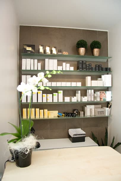 first class cosmetic - Elena Vins UG